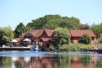 Katamaran-Bootsfahrt im Delta der Swine - Insel Karsibor