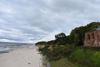 Steilküste und Kirche in Hoff