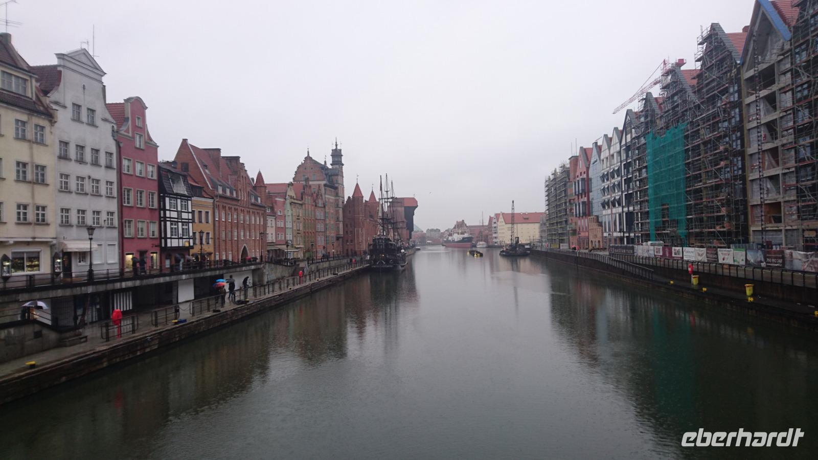 Im Hintergrund ist das Krantor von Danzig zu sehen