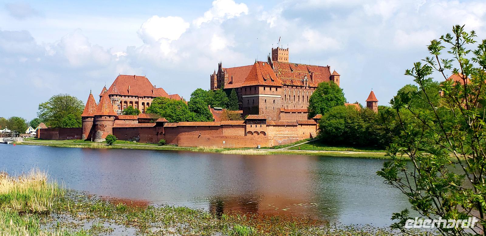 Marienburg mit Fluss Nogat im Vordergrund