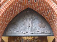 in O - Eingang zur ev. Kirche