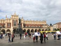 Tuchhallen Krakau, mit Denkmal von Adam Mickiewicz