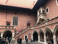 Innenhof eines Hochschulgebäudes