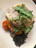 Abendessen: Hauptspeise Schweinefilet mit schwarzen Linsen und Beilagen - Krakau