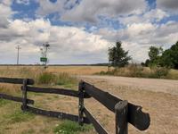 Radwege auf weiten Feldern