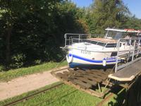 Schiff wird über den Berg geschleppt