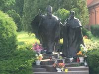 An der Kirche in Heilige Linde