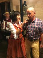 Unser Reisleiter mit einer der Gastgeberinnen