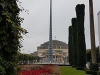 die Jahrhunderthalle mit der davor stehenden hohen Nadel