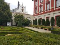 im Garten der Bibliothek