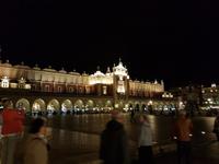 die Tuchhallen am Rynek in Krakau bei Nacht
