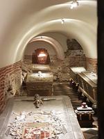 in der Unterkirche auf dem Wawel, hinten der Sarg mit den Gebeinen von August d. Starken