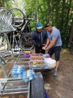 unsere Gastgäber bereiten den Picknick vor
