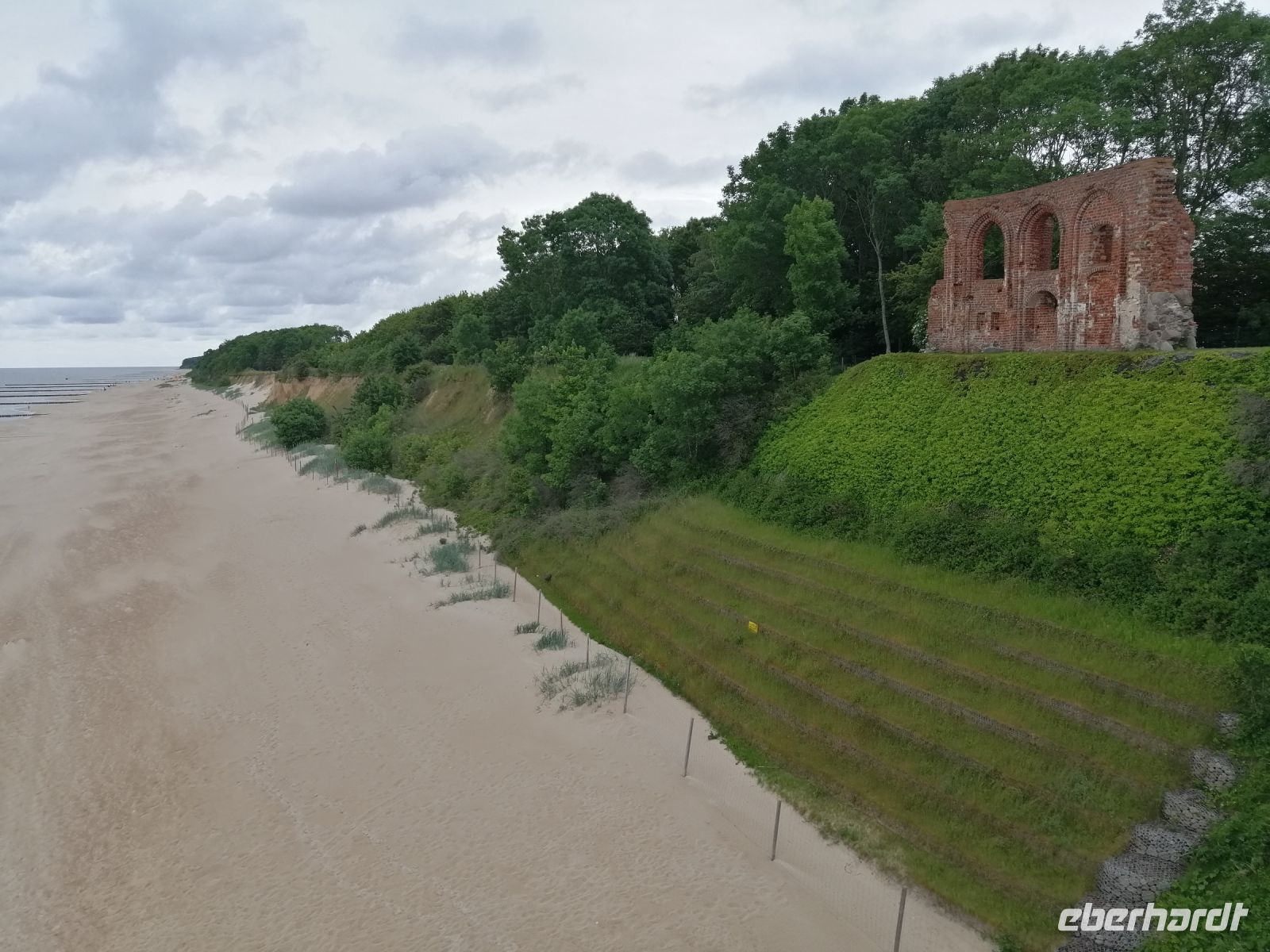 Ruine der gotischen Kirche am Kliff in Trzesacz