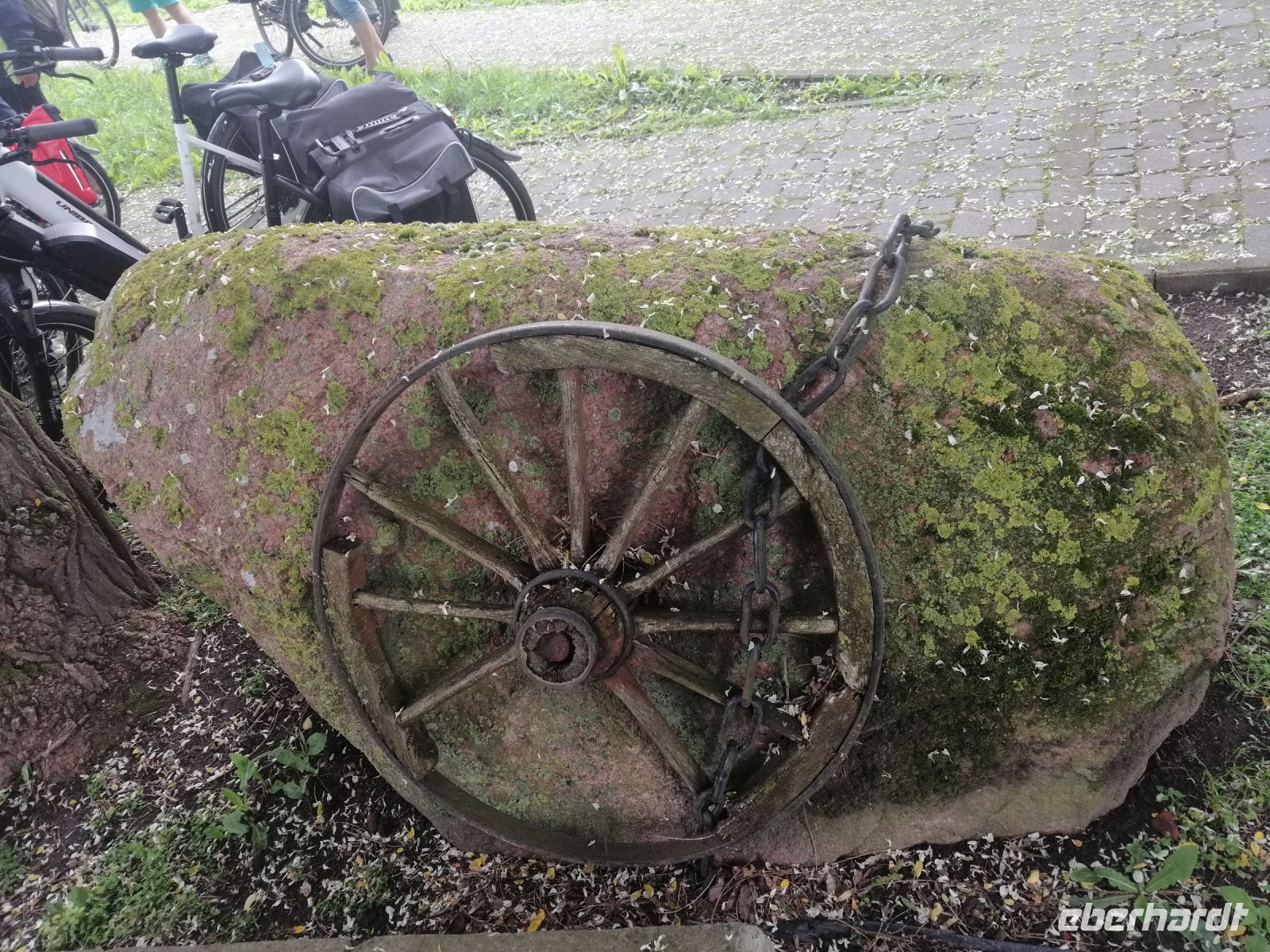 Katharinas Stein (Herzoging Katharina von Grabs), Groß Jestin (aus der Legende mit ihrem Bruder)