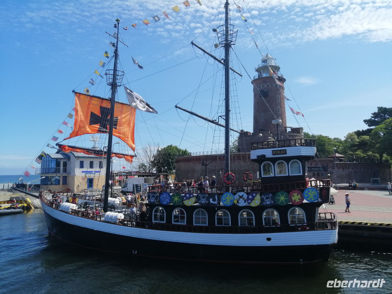 Ein Piraten-Schiff vom Leuchtturm im Kolberger Hafen