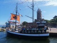 Ein Piraten-Schiff vom Leuchtturm im Kolberger Hafen