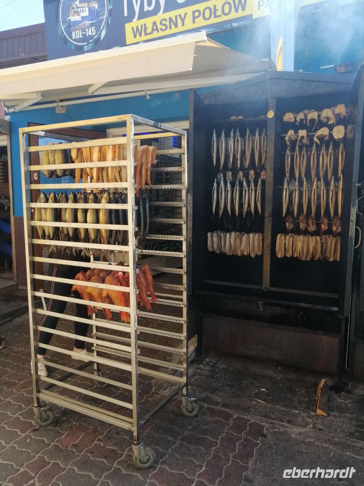 lecker Räucherfisch essen direkt in einer Räucherei am Strand