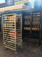 lecker Räucherfisch essen direkt in einer Räucherei am Strand