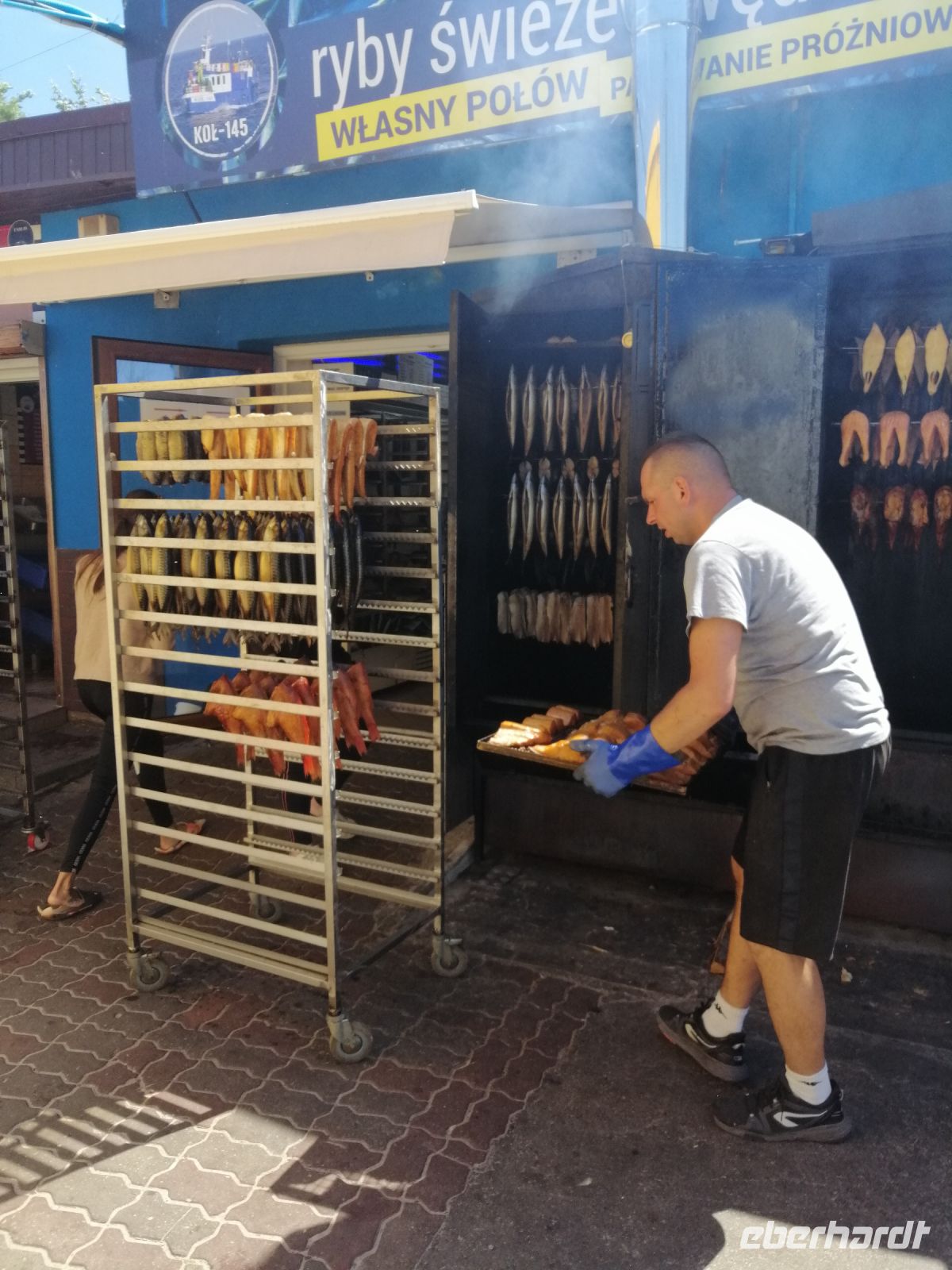 in einer Räucherei am Strand bei Molo Busola