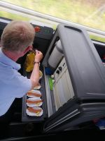 Die Bordküche in unserem Reisebus hat voll zu tun!