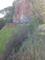 Kirchruine in Richtung Meer