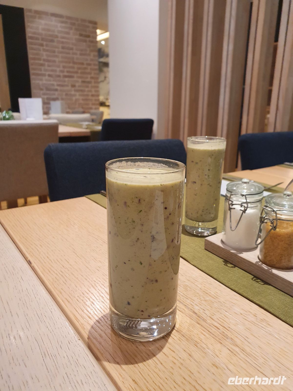 1. Zwischenmahlzeit am 7. Tag Cocktail aus Apfel, Blaubeeren, Fenchel, Grünkohl, frischer Gurke, Zitronensaft, Pfefferminz und Kokoswasser