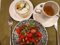 Abenbrot am 1. Tag Pochiertes Ei mit gedünstetem Gemüse, Tomatensalat mit Walnüssen und Kräutertee
