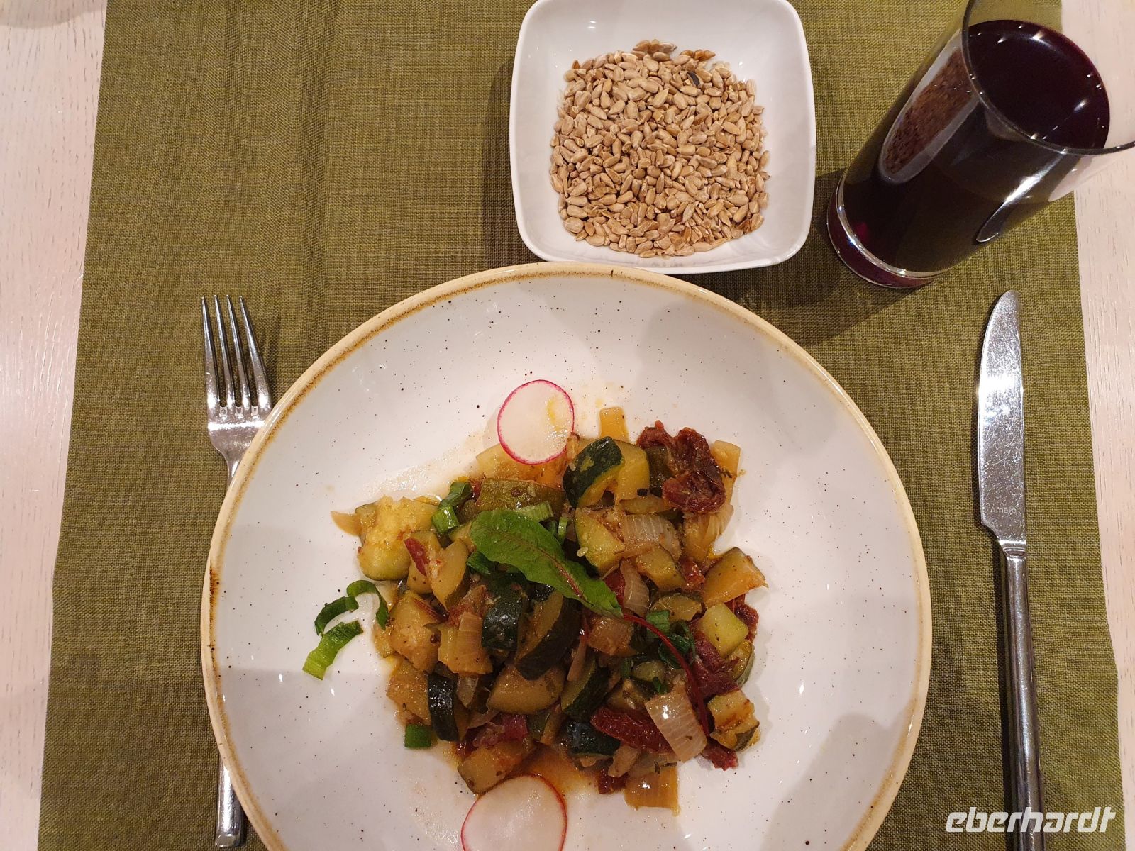 Abendbrot am 3. Tag Gedünstete Zucchini, Sonnenblumenkerne und Rote Beete Getränk