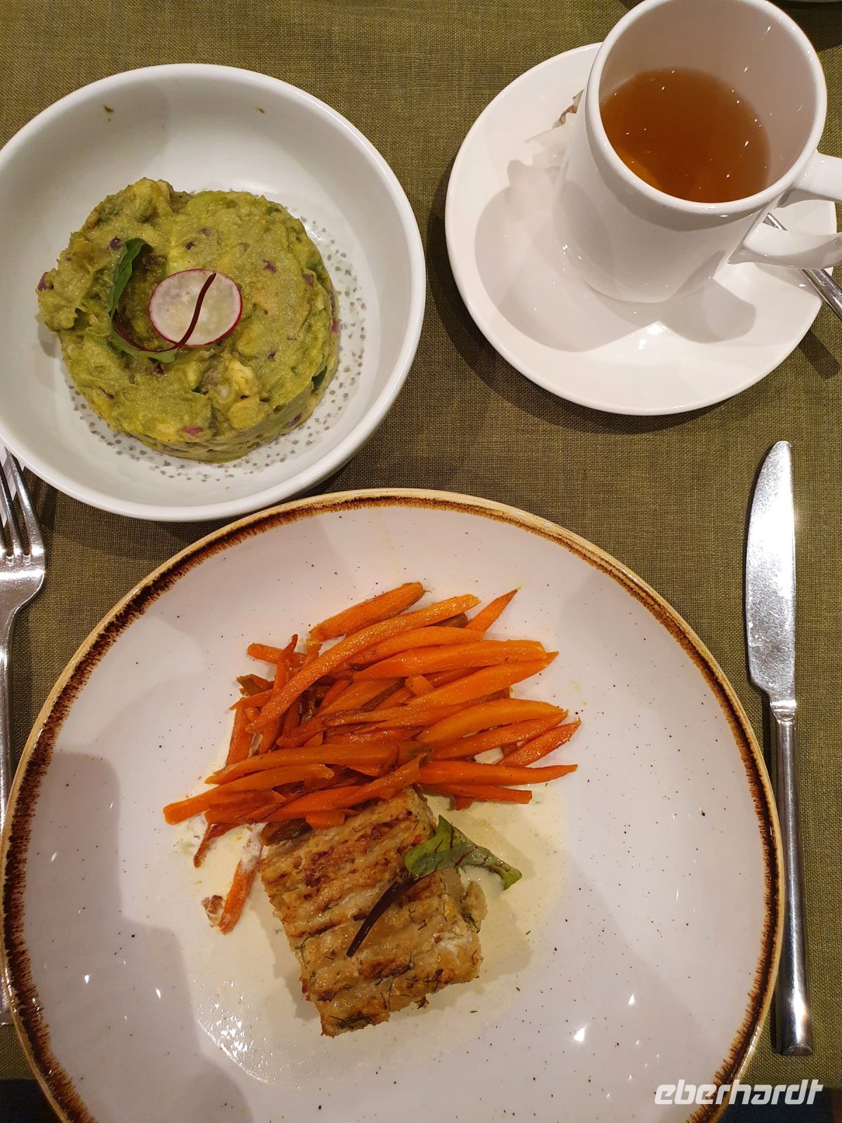 Abendbrot am 6. Tag Avocado-Salat, Kronwickenbraten mit jungen Möhren und Kräutertee