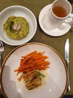 Abendbrot am 6. Tag Avocado-Salat, Kronwickenbraten mit jungen Möhren und Kräutertee