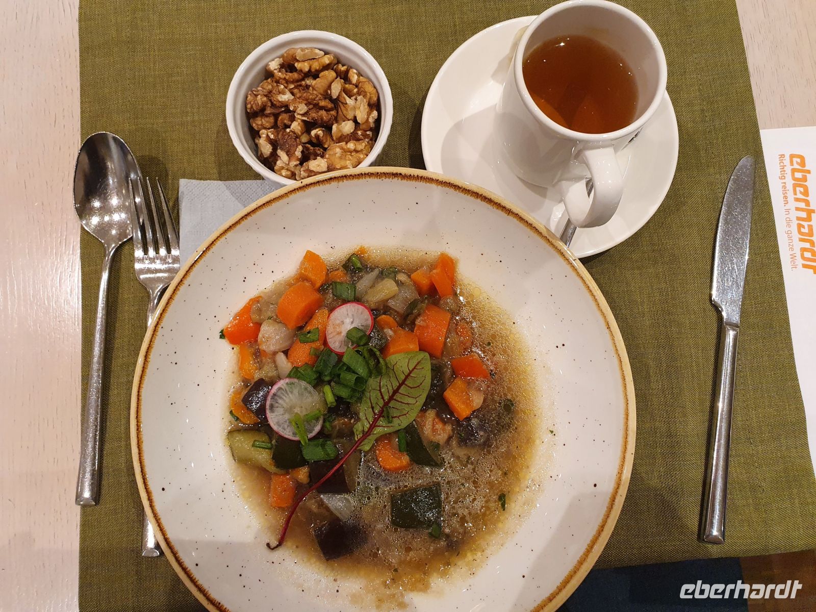 Abendessen am 7. Tag Gemüsegulasch, Walnüsse und Kräutertee