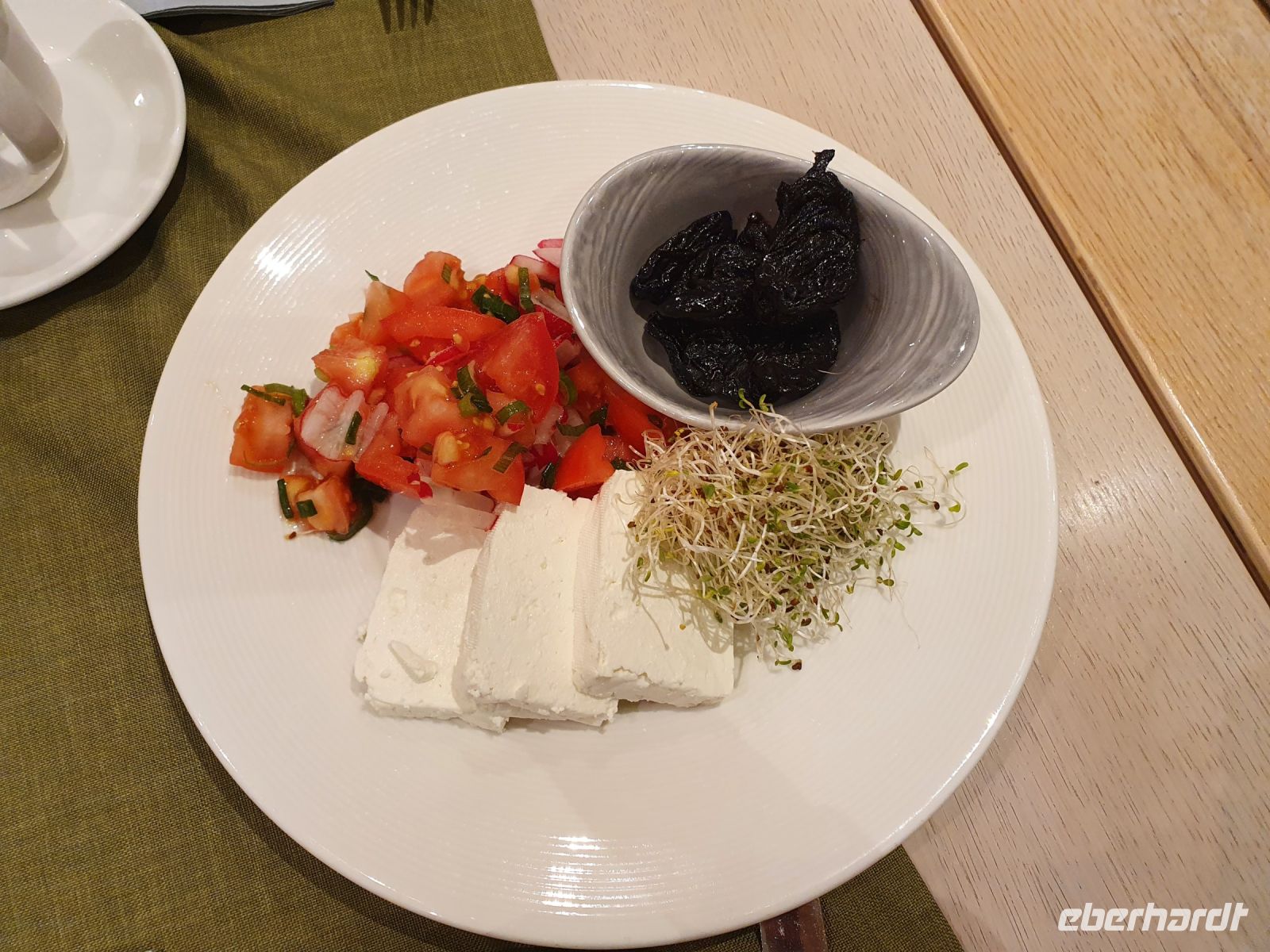 Frühstück am 5. Tag Polnischer weißer Quark mit Tomatensalat und Trockenpflaumen