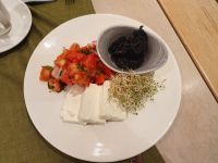 Frühstück am 5. Tag Polnischer weißer Quark mit Tomatensalat und Trockenpflaumen