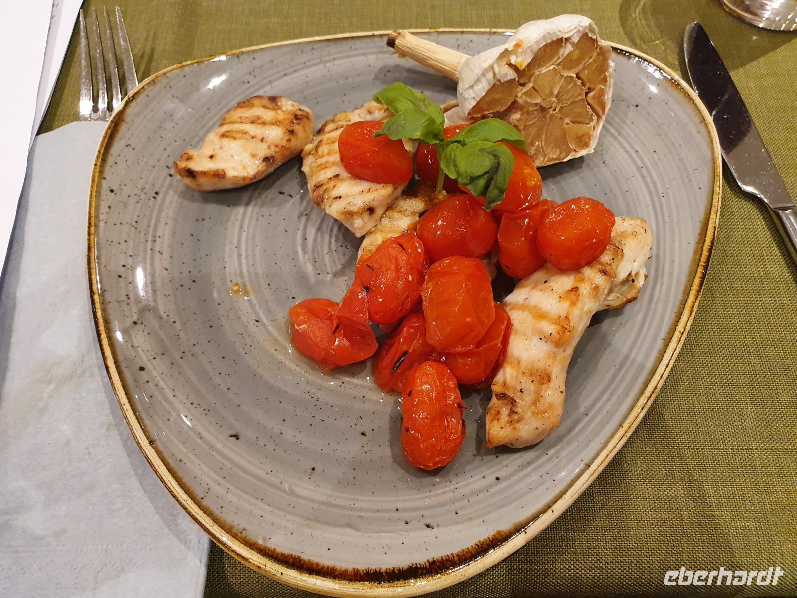 Mittagessen am 4. Tag Geflügelfilets mit gebackener Knoblauchknolle