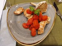 Mittagessen am 4. Tag Geflügelfilets mit gebackener Knoblauchknolle