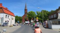 Radfahrt durch Gaski (Funkenhagen) mit Blick auf die Kirche Mariä Himmelfahrt