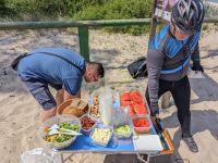 Picknicktisch an der Flussmündung Czerwona