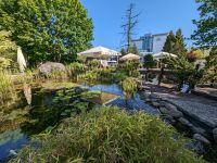 Teichanlage am Ikar Plaza mit Blick zum Hotel