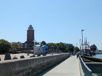 Blick auf den Lechtturm von Kolberg von der Hafeneinfahrt
