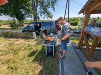 Robert beim Grillen für die Radgruppe