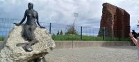 Kirchenruine mit Meerjungfrau in Hoff
