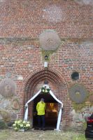 Kirche Osieki mit Mühlsteinen