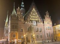 Historisches Rathaus Breslau am Abend