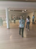 Tanzlehrer erklärt Schrittfolge