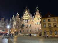 Das historische Rathaus von Breslau am Abend