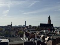 Blick über die Altstadt zum Sky-Tower