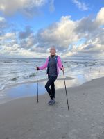 Eberhardt-Reisebegleitung Vicky Kern beim Nordic Walking