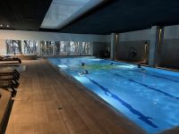 Schwimmbecken im Wellness-Bereich