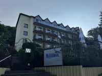 Blick auf das Hotel vom Seeufer